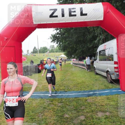 21.06.2025 - 27. Vierlanden-Triathlon MichiJ http://msf.ph/oto/8049496 15.06.2026 14:25:41 Ziel 224, 1281 meine-sportfotos.de
