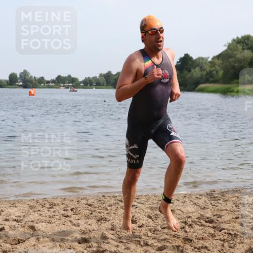 15.06.2025 - 27. Vierlanden-Triathlon Lena Gebhardt http://msf.ph/oto/8049497 15.06.2025 09:54:06 Schwimmen 267, 302, 307, 356 meine-sportfotos.de