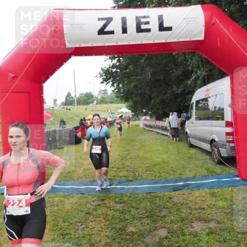 21.06.2025 - 27. Vierlanden-Triathlon MichiJ http://msf.ph/oto/8049498 15.06.2026 14:25:41 Ziel 224, 1281 meine-sportfotos.de