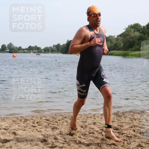 15.06.2025 - 27. Vierlanden-Triathlon Lena Gebhardt http://msf.ph/oto/8049499 15.06.2025 09:54:06 Schwimmen 267, 302, 307, 356 meine-sportfotos.de