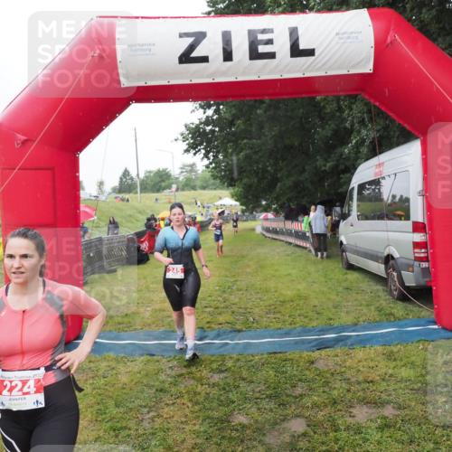 21.06.2025 - 27. Vierlanden-Triathlon MichiJ http://msf.ph/oto/8049500 15.06.2026 14:25:41 Ziel 224, 1281 meine-sportfotos.de