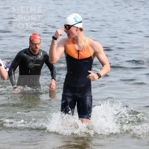 15.06.2025 - 27. Vierlanden-Triathlon Lena Gebhardt http://msf.ph/oto/8049501 15.06.2025 09:54:08 Schwimmen 267, 302, 337, 356 meine-sportfotos.de