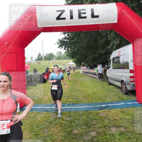 21.06.2025 - 27. Vierlanden-Triathlon MichiJ http://msf.ph/oto/8049502 15.06.2026 14:25:41 Ziel 224, 1281 meine-sportfotos.de