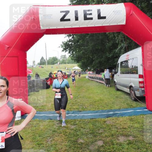 21.06.2025 - 27. Vierlanden-Triathlon MichiJ http://msf.ph/oto/8049504 15.06.2026 14:25:41 Ziel 224, 1281 meine-sportfotos.de