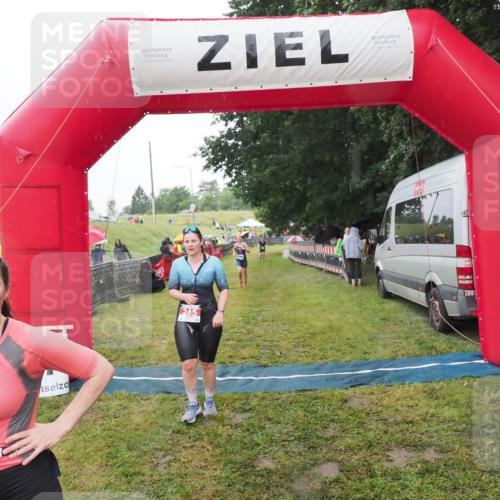 21.06.2025 - 27. Vierlanden-Triathlon MichiJ http://msf.ph/oto/8049506 15.06.2026 14:25:41 Ziel 224, 1281 meine-sportfotos.de