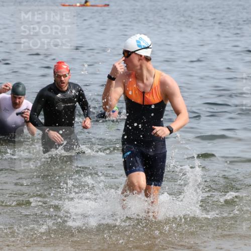 15.06.2025 - 27. Vierlanden-Triathlon Lena Gebhardt http://msf.ph/oto/8049507 15.06.2025 09:54:09 Schwimmen 267, 302, 337, 356 meine-sportfotos.de
