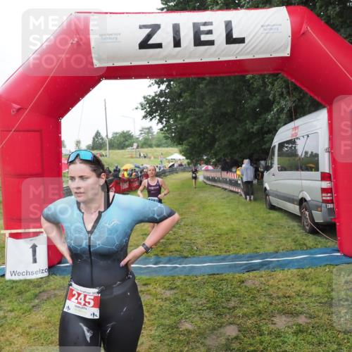 21.06.2025 - 27. Vierlanden-Triathlon MichiJ http://msf.ph/oto/8049508 15.06.2026 14:25:44 Ziel 224, 1281 meine-sportfotos.de