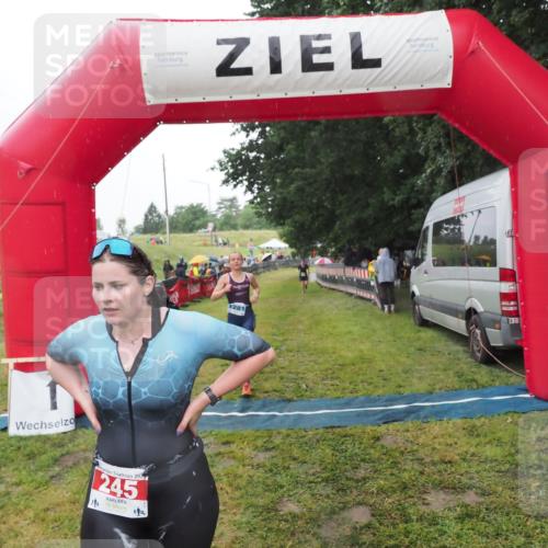 21.06.2025 - 27. Vierlanden-Triathlon MichiJ http://msf.ph/oto/8049510 15.06.2026 14:25:44 Ziel 224, 1281 meine-sportfotos.de