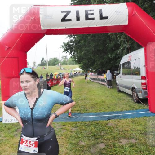21.06.2025 - 27. Vierlanden-Triathlon MichiJ http://msf.ph/oto/8049512 15.06.2026 14:25:44 Ziel 224, 1281 meine-sportfotos.de