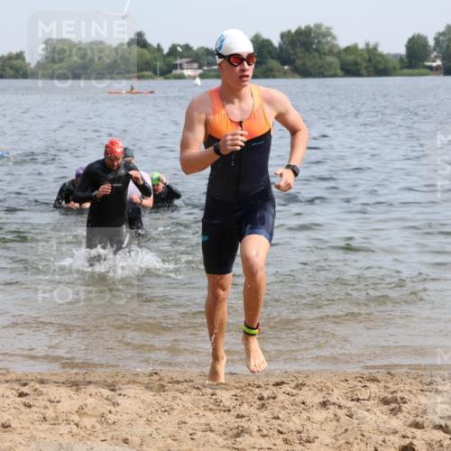 15.06.2025 - 27. Vierlanden-Triathlon Lena Gebhardt http://msf.ph/oto/8049513 15.06.2025 09:54:10 Schwimmen 267, 302, 337, 356 meine-sportfotos.de