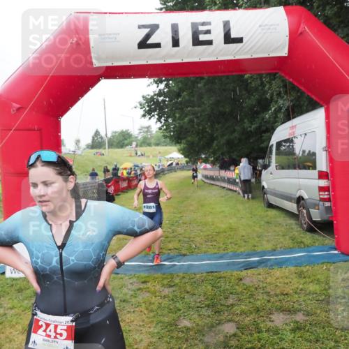 21.06.2025 - 27. Vierlanden-Triathlon MichiJ http://msf.ph/oto/8049514 15.06.2026 14:25:44 Ziel 224, 1281 meine-sportfotos.de