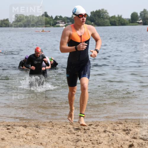 15.06.2025 - 27. Vierlanden-Triathlon Lena Gebhardt http://msf.ph/oto/8049515 15.06.2025 09:54:10 Schwimmen 267, 302, 337, 356 meine-sportfotos.de