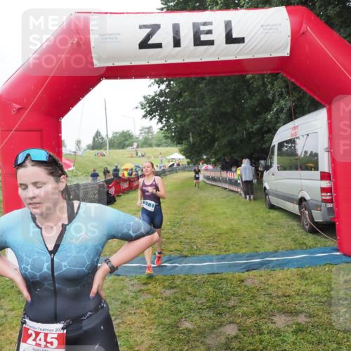 21.06.2025 - 27. Vierlanden-Triathlon MichiJ http://msf.ph/oto/8049516 15.06.2026 14:25:44 Ziel 224, 1281 meine-sportfotos.de