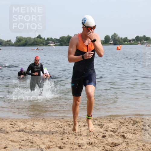 15.06.2025 - 27. Vierlanden-Triathlon Lena Gebhardt http://msf.ph/oto/8049517 15.06.2025 09:54:11 Schwimmen 267, 302, 337, 342, 356 meine-sportfotos.de