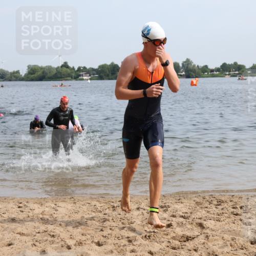 15.06.2025 - 27. Vierlanden-Triathlon Lena Gebhardt http://msf.ph/oto/8049518 15.06.2025 09:54:11 Schwimmen 267, 302, 337, 342, 356 meine-sportfotos.de