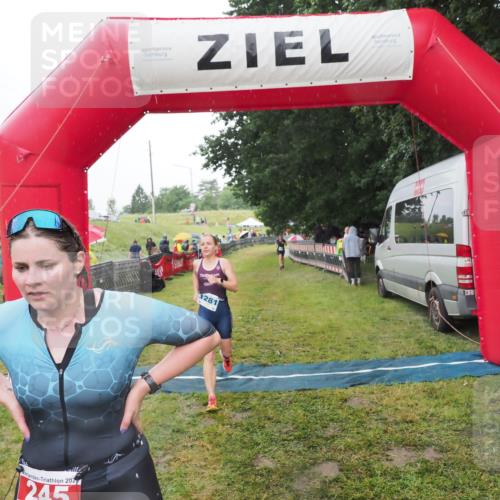 21.06.2025 - 27. Vierlanden-Triathlon MichiJ http://msf.ph/oto/8049519 15.06.2026 14:25:44 Ziel 224, 1281 meine-sportfotos.de