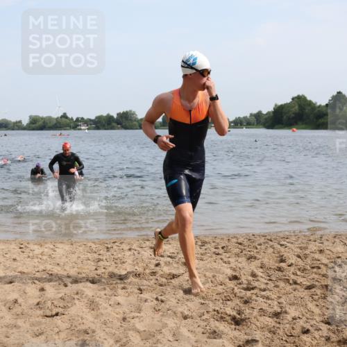 15.06.2025 - 27. Vierlanden-Triathlon Lena Gebhardt http://msf.ph/oto/8049520 15.06.2025 09:54:11 Schwimmen 267, 302, 337, 342, 356 meine-sportfotos.de