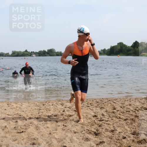 15.06.2025 - 27. Vierlanden-Triathlon Lena Gebhardt http://msf.ph/oto/8049522 15.06.2025 09:54:11 Schwimmen 267, 302, 337, 342, 356 meine-sportfotos.de