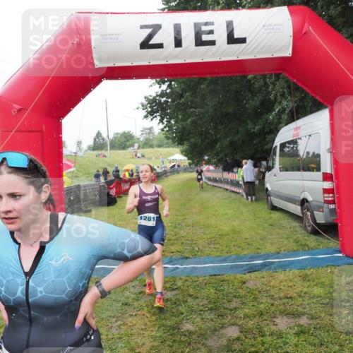 21.06.2025 - 27. Vierlanden-Triathlon MichiJ http://msf.ph/oto/8049523 15.06.2026 14:25:45 Ziel 224, 1281 meine-sportfotos.de