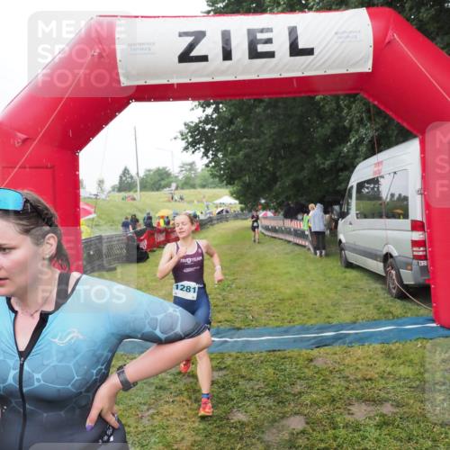 21.06.2025 - 27. Vierlanden-Triathlon MichiJ http://msf.ph/oto/8049525 15.06.2026 14:25:45 Ziel 224, 1281 meine-sportfotos.de