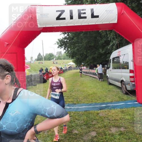 21.06.2025 - 27. Vierlanden-Triathlon MichiJ http://msf.ph/oto/8049529 15.06.2026 14:25:45 Ziel 224, 1281 meine-sportfotos.de