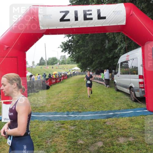 21.06.2025 - 27. Vierlanden-Triathlon MichiJ http://msf.ph/oto/8049531 15.06.2026 14:25:49 Ziel 937, 1281 meine-sportfotos.de