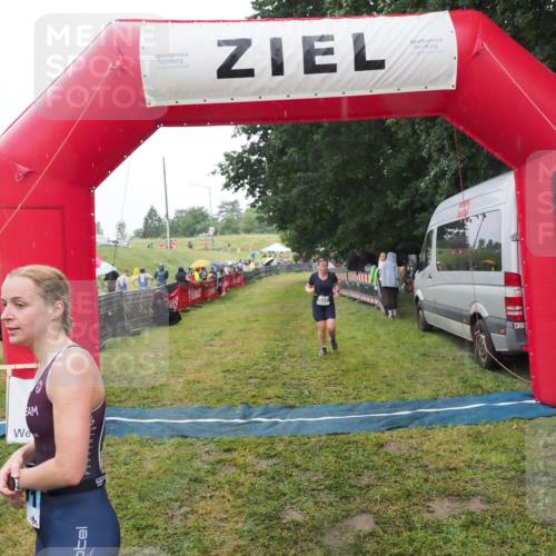 21.06.2025 - 27. Vierlanden-Triathlon MichiJ http://msf.ph/oto/8049533 15.06.2026 14:25:49 Ziel 937, 1281 meine-sportfotos.de