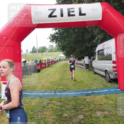 21.06.2025 - 27. Vierlanden-Triathlon MichiJ http://msf.ph/oto/8049536 15.06.2026 14:25:49 Ziel 937, 1281 meine-sportfotos.de