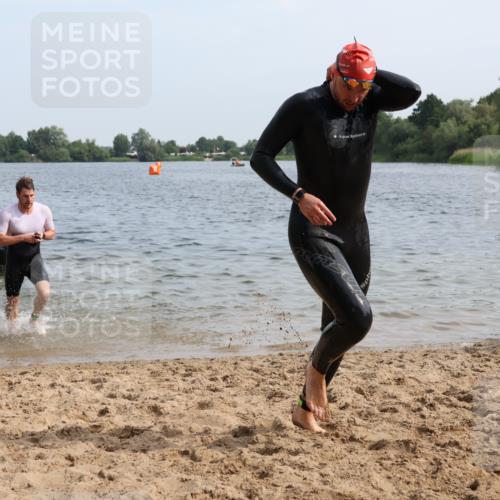 15.06.2025 - 27. Vierlanden-Triathlon Lena Gebhardt http://msf.ph/oto/8049537 15.06.2025 09:54:15 Schwimmen 253, 255, 261, 267, 302, 337, 342, 356 meine-sportfotos.de