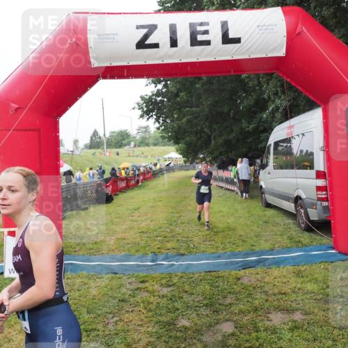 21.06.2025 - 27. Vierlanden-Triathlon MichiJ http://msf.ph/oto/8049538 15.06.2026 14:25:49 Ziel 937, 1281 meine-sportfotos.de