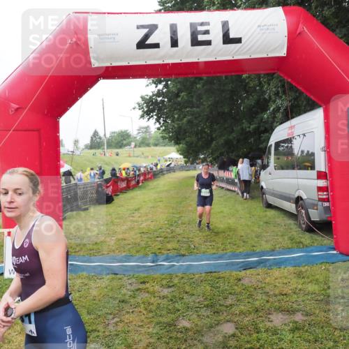 21.06.2025 - 27. Vierlanden-Triathlon MichiJ http://msf.ph/oto/8049540 15.06.2026 14:25:49 Ziel 937, 1281 meine-sportfotos.de