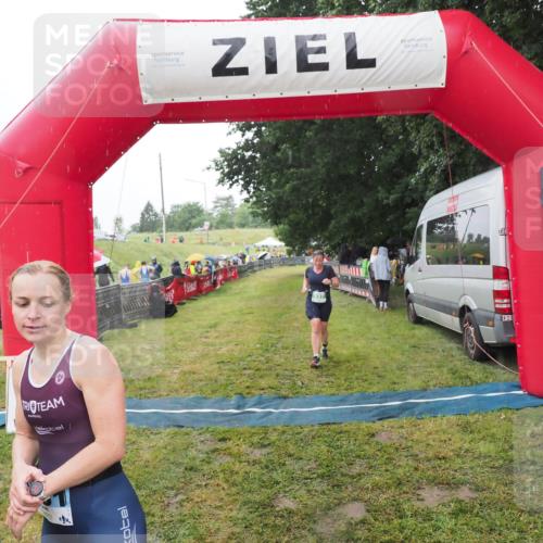 21.06.2025 - 27. Vierlanden-Triathlon MichiJ http://msf.ph/oto/8049542 15.06.2026 14:25:49 Ziel 937, 1281 meine-sportfotos.de