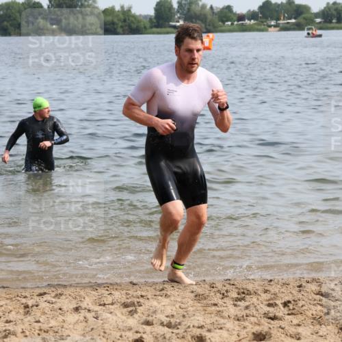 15.06.2025 - 27. Vierlanden-Triathlon Lena Gebhardt http://msf.ph/oto/8049543 15.06.2025 09:54:16 Schwimmen 253, 255, 261, 302, 337, 342, 356 meine-sportfotos.de