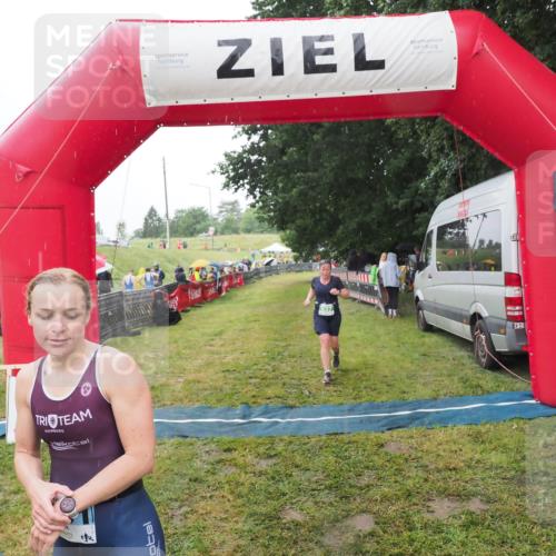 21.06.2025 - 27. Vierlanden-Triathlon MichiJ http://msf.ph/oto/8049544 15.06.2026 14:25:49 Ziel 937, 1281 meine-sportfotos.de