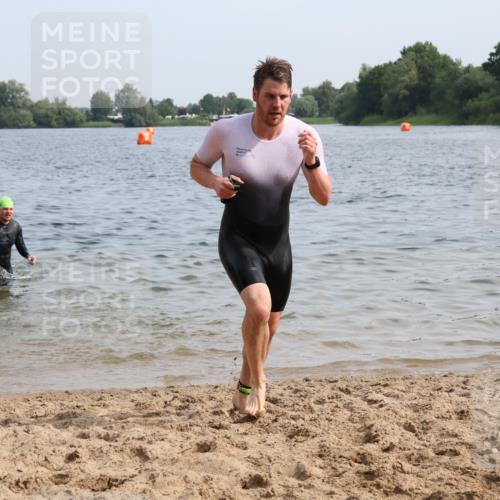 15.06.2025 - 27. Vierlanden-Triathlon Lena Gebhardt http://msf.ph/oto/8049545 15.06.2025 09:54:16 Schwimmen 253, 255, 261, 302, 337, 342, 356 meine-sportfotos.de