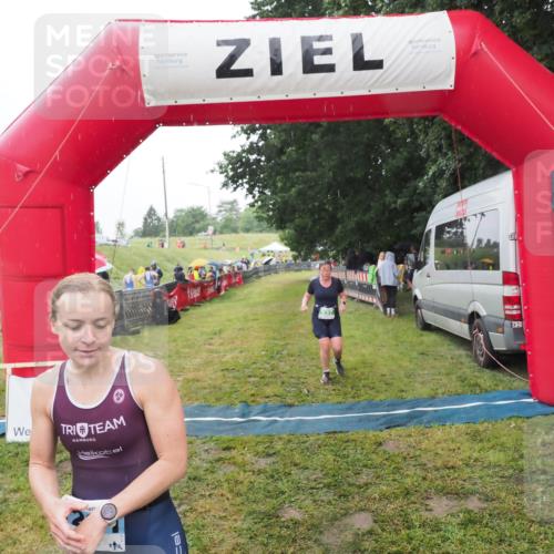21.06.2025 - 27. Vierlanden-Triathlon MichiJ http://msf.ph/oto/8049546 15.06.2026 14:25:50 Ziel 937, 1281 meine-sportfotos.de