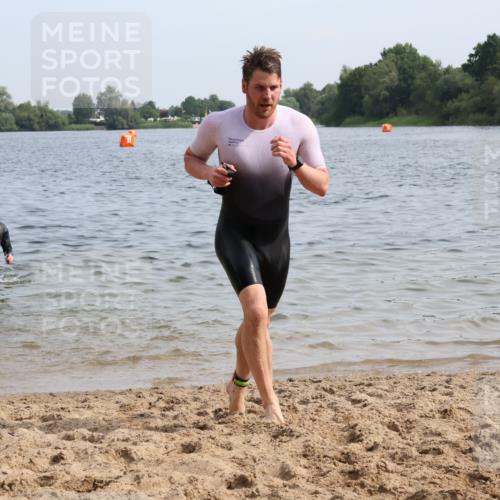 15.06.2025 - 27. Vierlanden-Triathlon Lena Gebhardt http://msf.ph/oto/8049547 15.06.2025 09:54:16 Schwimmen 253, 255, 261, 302, 337, 342, 356 meine-sportfotos.de