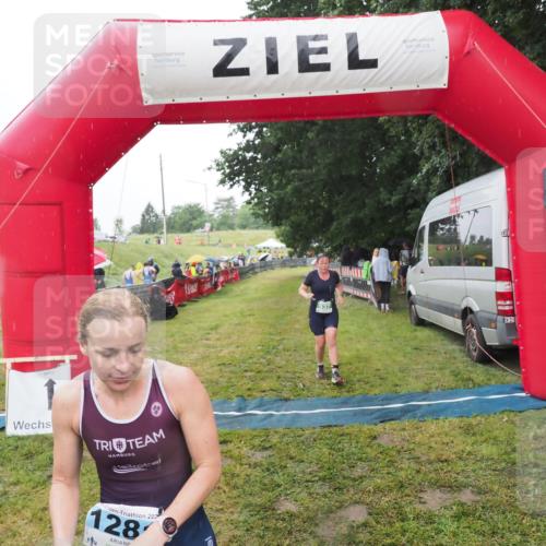 21.06.2025 - 27. Vierlanden-Triathlon MichiJ http://msf.ph/oto/8049548 15.06.2026 14:25:50 Ziel 937, 1281 meine-sportfotos.de