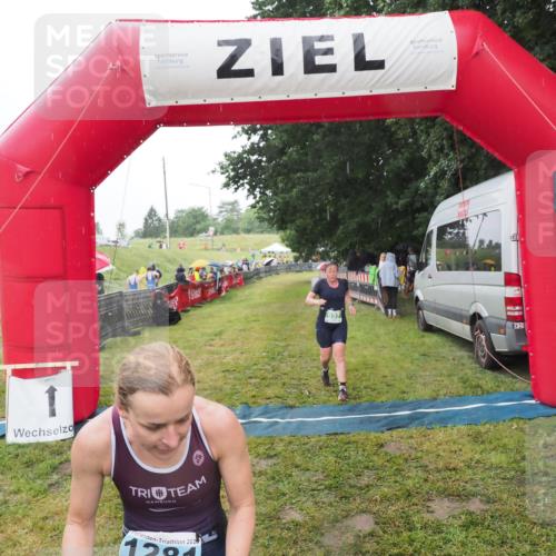21.06.2025 - 27. Vierlanden-Triathlon MichiJ http://msf.ph/oto/8049550 15.06.2026 14:25:50 Ziel 937, 1281 meine-sportfotos.de