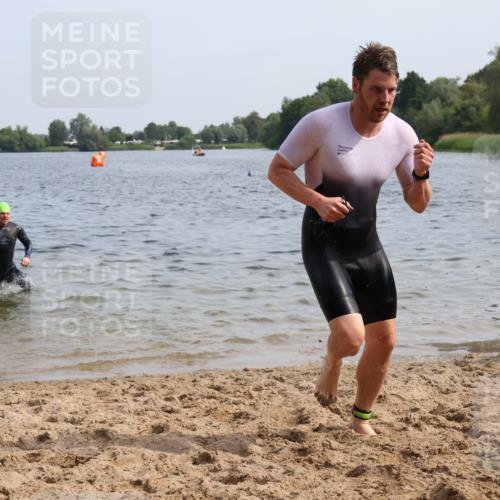15.06.2025 - 27. Vierlanden-Triathlon Lena Gebhardt http://msf.ph/oto/8049551 15.06.2025 09:54:17 Schwimmen 253, 255, 261, 302, 337, 342, 356 meine-sportfotos.de