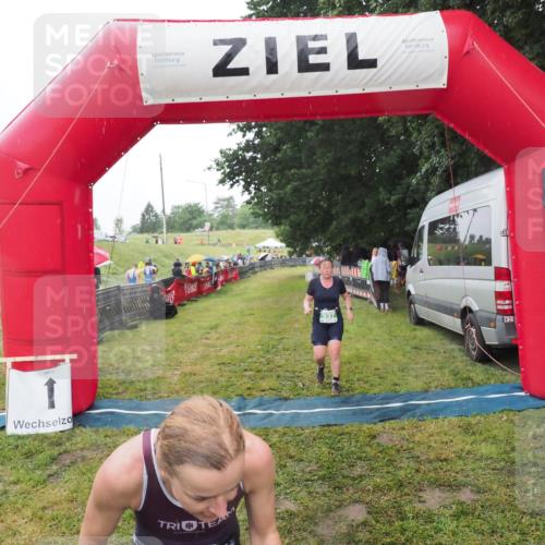 21.06.2025 - 27. Vierlanden-Triathlon MichiJ http://msf.ph/oto/8049552 15.06.2026 14:25:50 Ziel 937, 1281 meine-sportfotos.de
