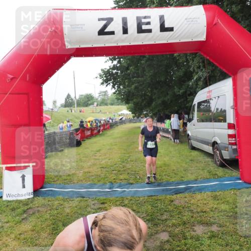 21.06.2025 - 27. Vierlanden-Triathlon MichiJ http://msf.ph/oto/8049554 15.06.2026 14:25:50 Ziel 937, 1281 meine-sportfotos.de
