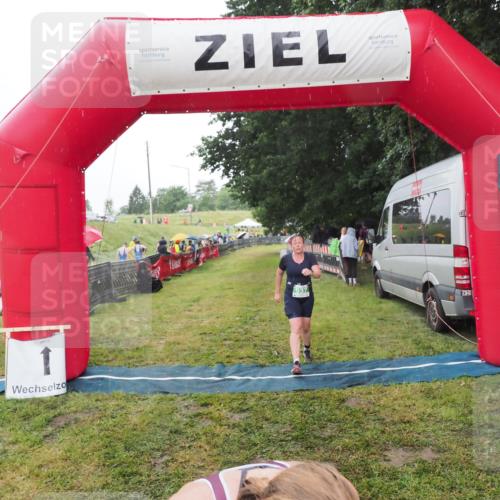 21.06.2025 - 27. Vierlanden-Triathlon MichiJ http://msf.ph/oto/8049556 15.06.2026 14:25:50 Ziel 937, 1281 meine-sportfotos.de