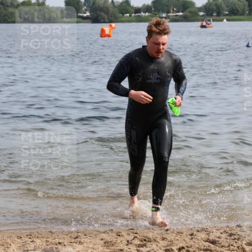 15.06.2025 - 27. Vierlanden-Triathlon Lena Gebhardt http://msf.ph/oto/8049557 15.06.2025 09:54:20 Schwimmen 253, 255, 261, 302, 337, 342, 354, 356 meine-sportfotos.de