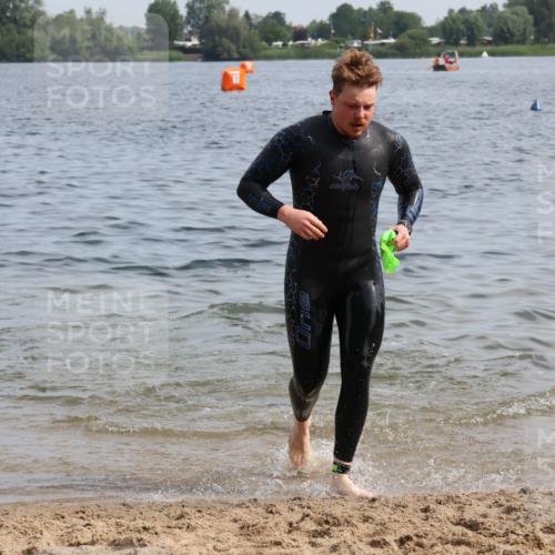 15.06.2025 - 27. Vierlanden-Triathlon Lena Gebhardt http://msf.ph/oto/8049559 15.06.2025 09:54:21 Schwimmen 253, 255, 261, 302, 337, 342, 354 meine-sportfotos.de