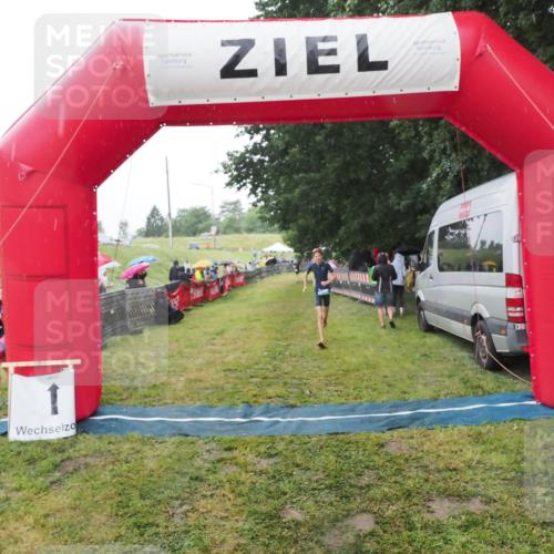 21.06.2025 - 27. Vierlanden-Triathlon MichiJ http://msf.ph/oto/8049573 15.06.2026 14:26:39 Ziel 1316 meine-sportfotos.de