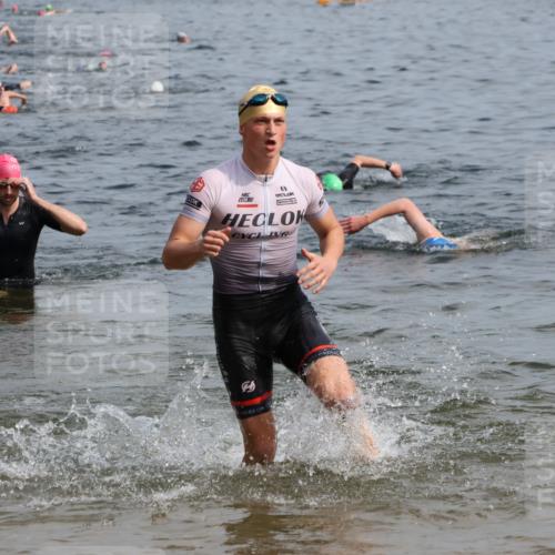 15.06.2025 - 27. Vierlanden-Triathlon Lena Gebhardt http://msf.ph/oto/8049584 15.06.2025 09:54:25 Schwimmen 253, 255, 261, 318, 337, 342, 354 meine-sportfotos.de