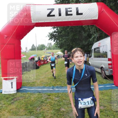 21.06.2025 - 27. Vierlanden-Triathlon MichiJ http://msf.ph/oto/8049595 15.06.2026 14:26:48 Ziel 1298, 1304 meine-sportfotos.de