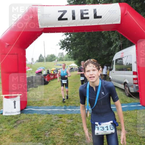 21.06.2025 - 27. Vierlanden-Triathlon MichiJ http://msf.ph/oto/8049599 15.06.2026 14:26:49 Ziel 1298, 1304 meine-sportfotos.de
