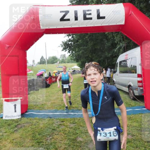 21.06.2025 - 27. Vierlanden-Triathlon MichiJ http://msf.ph/oto/8049601 15.06.2026 14:26:49 Ziel 1298, 1304 meine-sportfotos.de